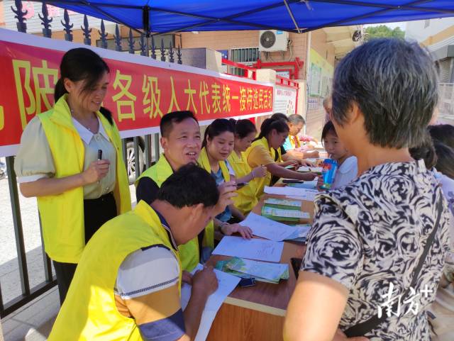接待選民。