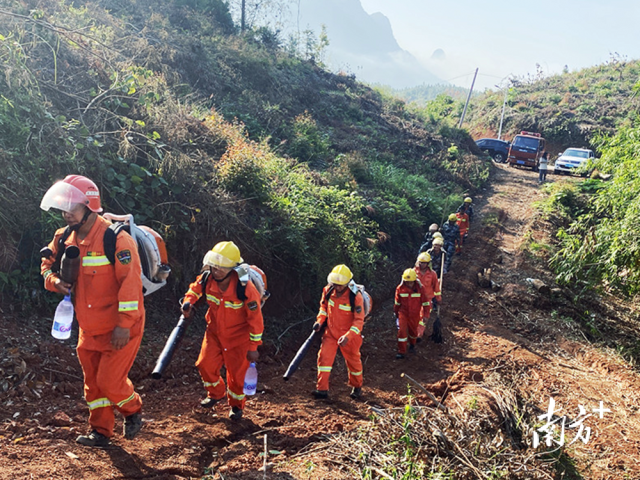 消防人員前往演練地點(diǎn)開(kāi)展實(shí)操培訓(xùn)。