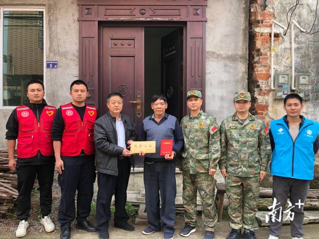 連州九陂鎮(zhèn)把現役軍人父母贍養(yǎng)政策送到新兵家中。