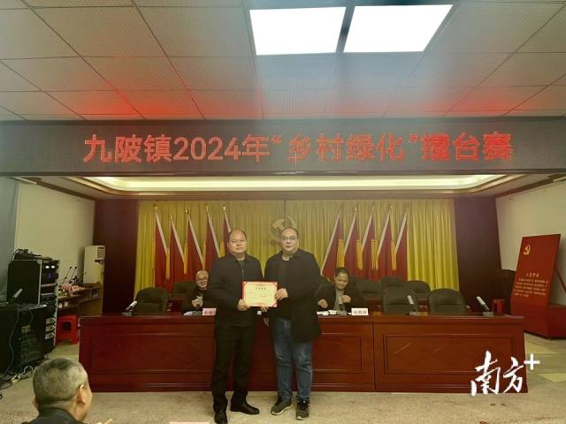 鐘世勇為一等獎(jiǎng)獲得者頒獎(jiǎng)。