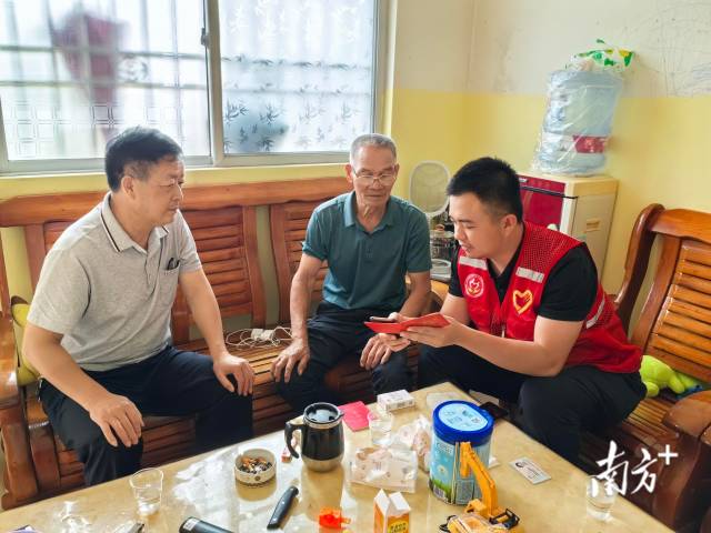 入戶推廣宣傳，并幫助退役軍人完成平臺注冊。