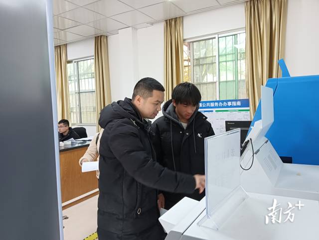 辦事群眾在粵智助進(jìn)行兵役登記。