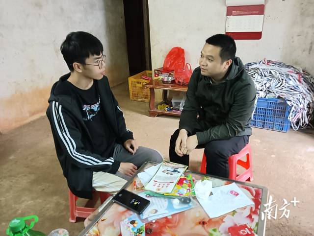 上門指導(dǎo)兵役登記。