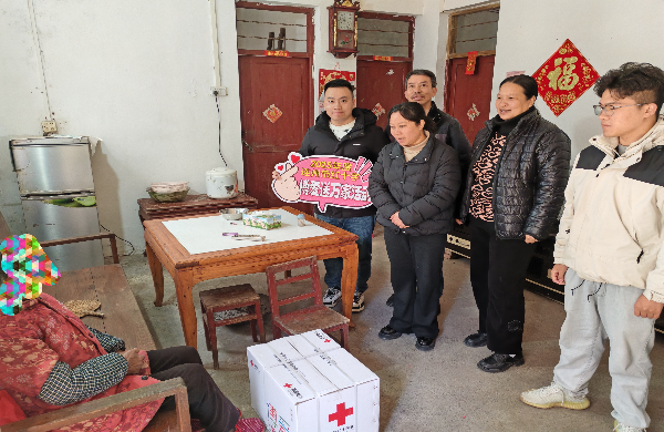 在第72屆“世界防治麻風病日”暨第38屆“中國麻風節(jié)”到來之際 ，為表達對麻風病愈后患者的關懷，弘揚人道主義精神，16日上午，連州市殘聯(lián)匯同衛(wèi)健、民政、紅會、慢病院開展慰問活動，為我市轄區(qū)內的麻風病愈后患者送去物質關懷與精神慰籍。工作人員一行與愈后患者親切交談，仔細詢問他們的身體狀況和生活情況 ，耐心傾聽他們的心聲，鼓勵他們保持積極樂觀的生活態(tài)度。.jpg