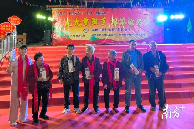 慰問(wèn)關(guān)愛(ài)老人。九陂鎮(zhèn)供圖