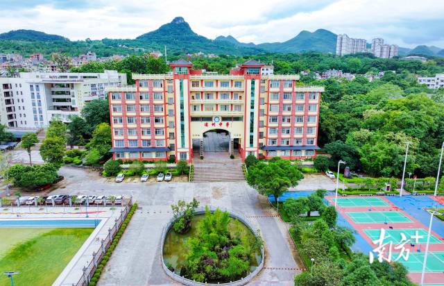 2025年，連州高考600分以上考生同比增長(zhǎng)180%，中考總平均分連續(xù)兩年穩(wěn)居清遠(yuǎn)市前列。圖為連州中學(xué)。曾亮超 攝