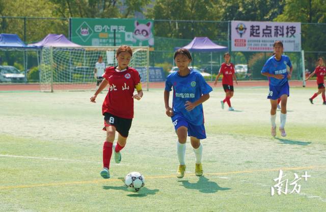 北山中學(xué)是全國(guó)首批“青少年校園足球特色學(xué)?！?。資料圖