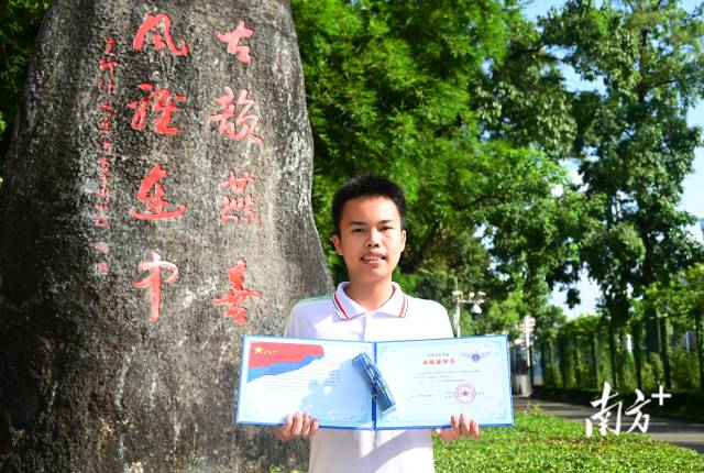 連州中學(xué)連續(xù)兩年有學(xué)生考上空軍飛行員。圖為朱富銘。黃津 攝