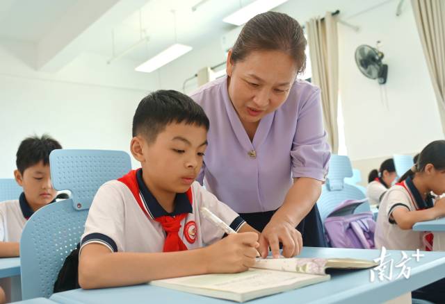 連州深化“縣管校聘”管理改革與“新強(qiáng)師工程”，促進(jìn)教師隊(duì)伍專業(yè)化發(fā)展。黃津 攝