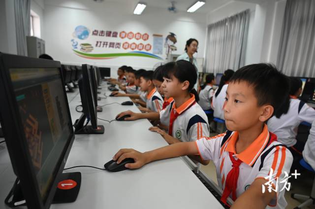 鄧兆然在“ICode國(guó)際青少年編程競(jìng)賽”全球總決賽上勇奪金獎(jiǎng)。黃津 攝