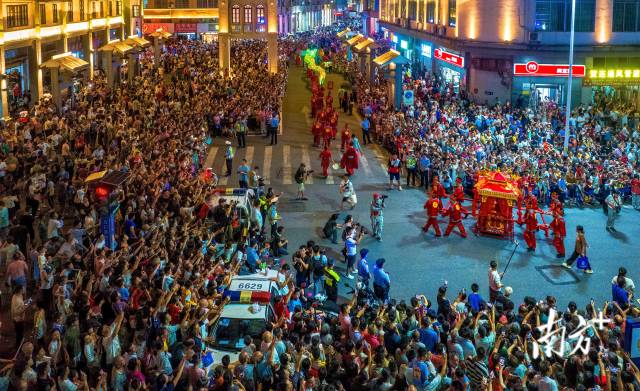 2024年，連州全市接待游客量、旅游收入比2022年分別激增126.47%、177.54%。圖為連州旅游文化季萬人空巷。丘貴星 攝