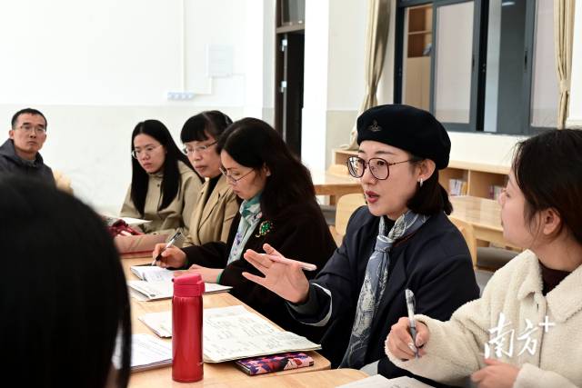 中山大學(xué)生命科學(xué)學(xué)院碩士、廣州第六中學(xué)生物高級教師劉華正在點(diǎn)評高一年級生物課教學(xué)展示。黃瀅 攝