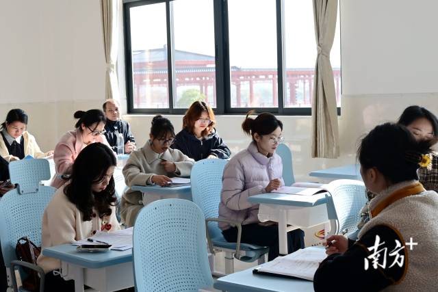 高二語文評課研討現(xiàn)場。黃瀅 攝