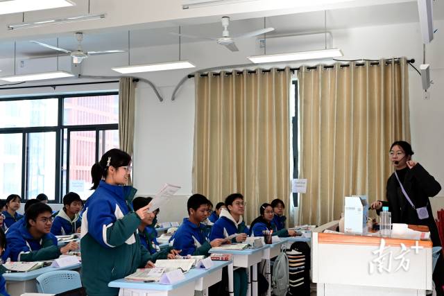 教學(xué)展示上，同學(xué)積極回答授課老師問題。黃瀅 攝