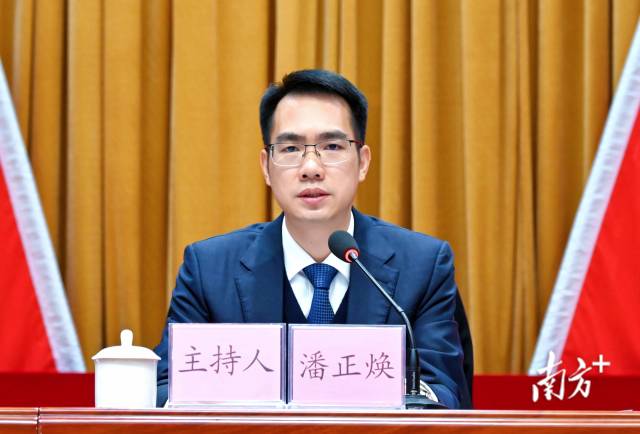 連州市委書記潘正煥代表市委常委會(huì)作報(bào)告。黃瀅 攝