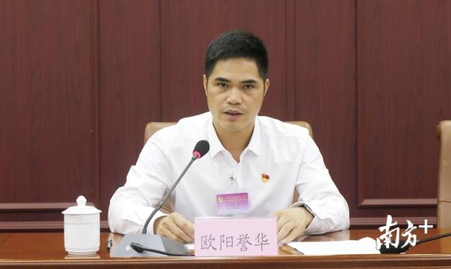 連州市委常委、市紀委書記、市監(jiān)委主任歐陽譽華代表市紀委常委會作工作報告。段燦 攝